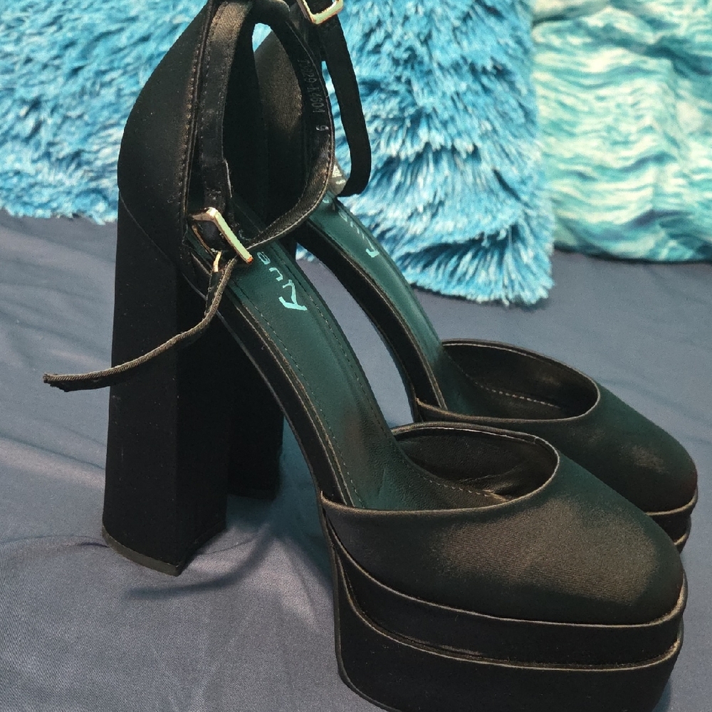 Chic Black Platform Heels